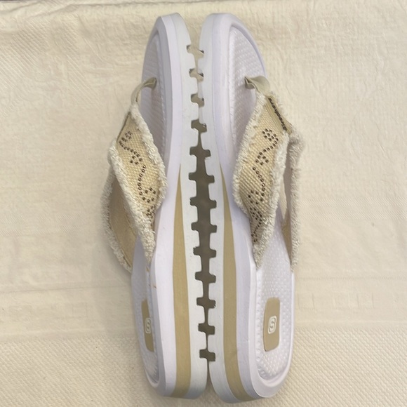 New Skechers natural and white clunky flip flops,  size 9. - Picture 3 of 6